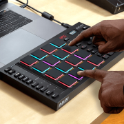 MPC-STUDIO-II AKAI PROFESSIONAL - 16 pads, ruban tactile 140 mm, écran OLED, logiciel MPC