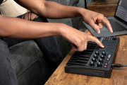 MPK Mini MKIII BK Akai - Clavier midi USB 25 touches 8 pads noir.