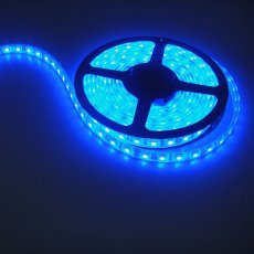 Ruban LED 12V Bleu 60 LEDs 3528 IP65 rouleau de 5 m fond blanc
