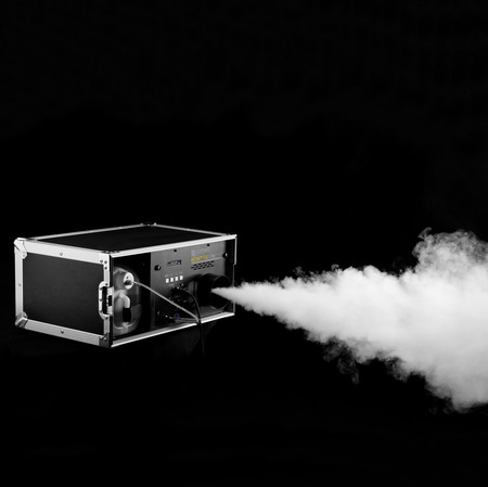 Image nº8 du produit Cameo INSTANT FOG 1700 T PRO - Machine à fumée pro 1 700 W en flight