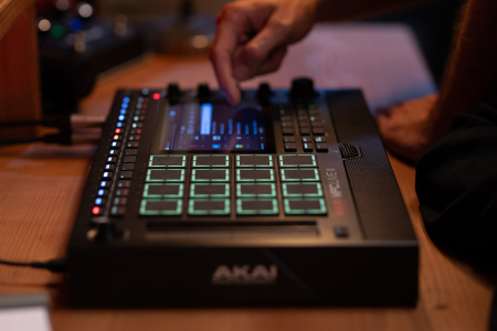 Image nº9 du produit MPC-LIVE3 AKAI PROFESSIONAL - 16 pads MPCe, Touch Strip, enceintes, batterie, MPC3 OS, séquenceur