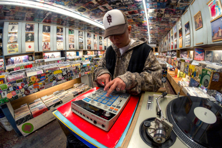 Image nº10 du produit MPC-SAMPLE AKAI PROFESSIONAL - Sampleur portable 16 pads RGB vélocité aftertouch