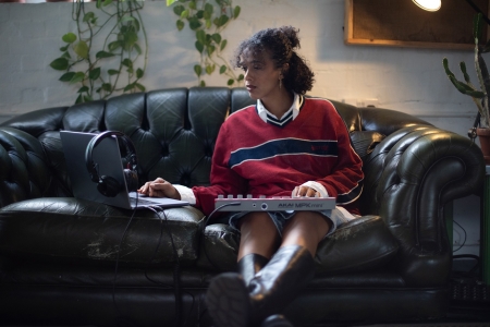 Image nº7 du produit MPK Mini IV-W Akai - Clavier mini gris 25 touches 8 pads 8 rotatifs