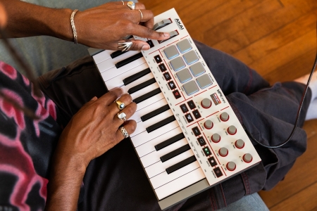 Image nº8 du produit MPK Mini IV-W Akai - Clavier mini gris 25 touches 8 pads 8 rotatifs