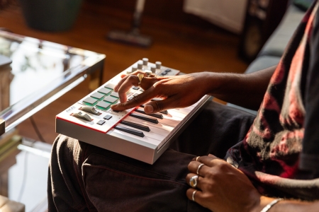 Image nº9 du produit MPK Mini IV-W Akai - Clavier mini gris 25 touches 8 pads 8 rotatifs