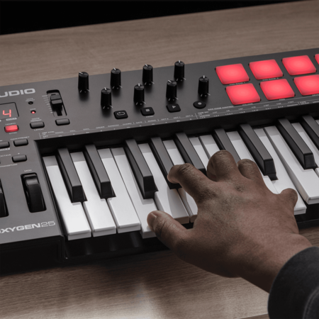 Image nº10 du produit OXYGEN25V M-Audio – Clavier maitre midi 25 notes 8 pads