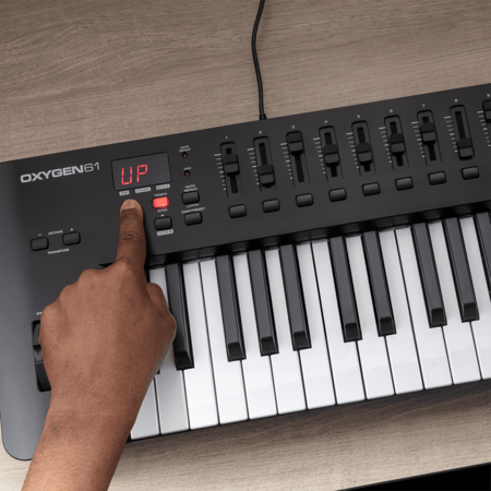 Image nº9 du produit OXYGEN61V M-Audio – Clavier maitre midi 61 notes 8 pads