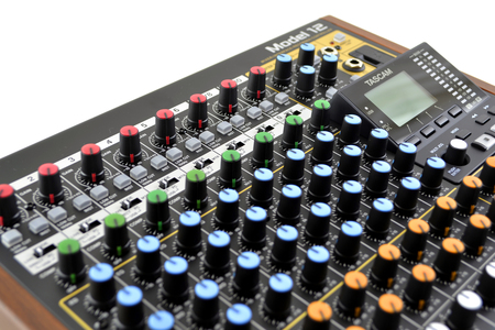 Image nº7 du produit Model 12 Tascam - Table de mixage analogique 10 pistes avec enregistreur sur carte SD